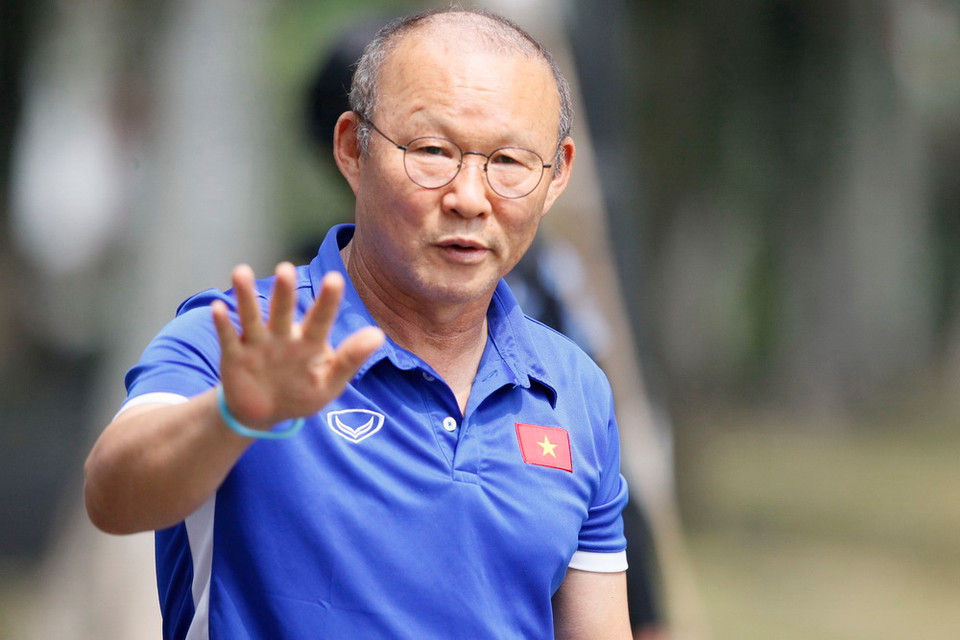 Huấn luyện viên Park Hang-seo chỉ đạo các cầu thủ đội tuyển Olympic Việt Nam tập luyện. (Ảnh: Hoàng Linh/TTXVN)