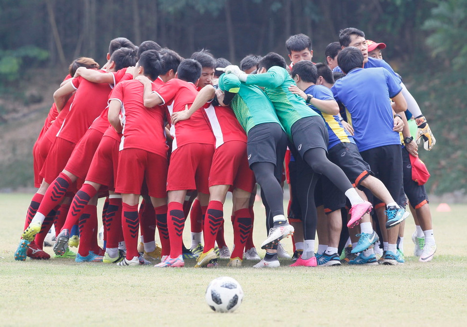 Các cầu thủ đội tuyển Olympic Việt Nam tập luyện. (Ảnh: Hoàng Linh/TTXVN)