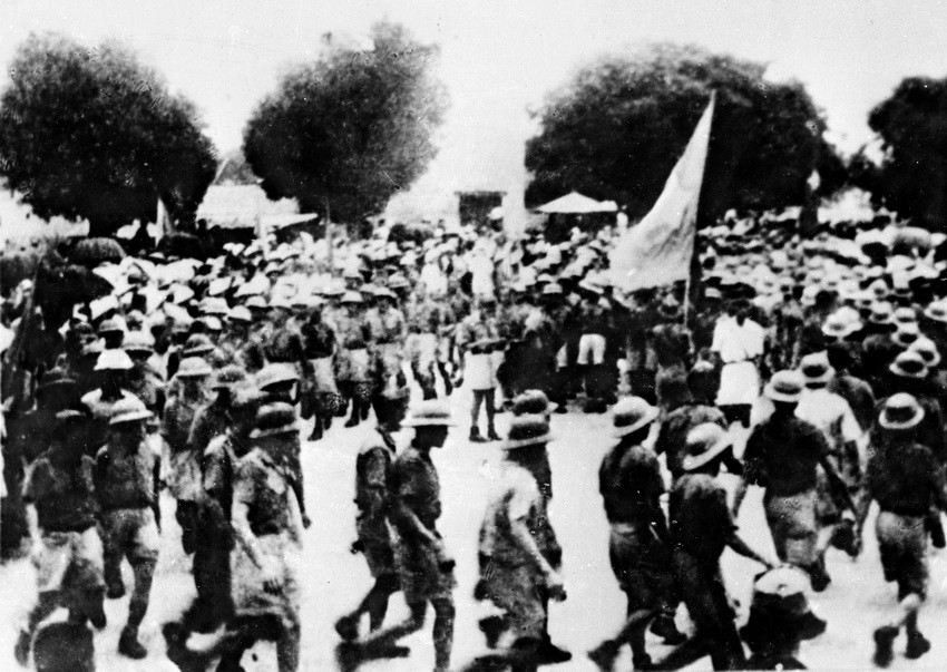 Ngày 14/8/1945, đội du kích Ba Tơ tiến về thị xã Quảng Ngãi, cùng nhân dân khởi nghĩa giành chính quyền. (Ảnh: Tư liệu TTXVN)