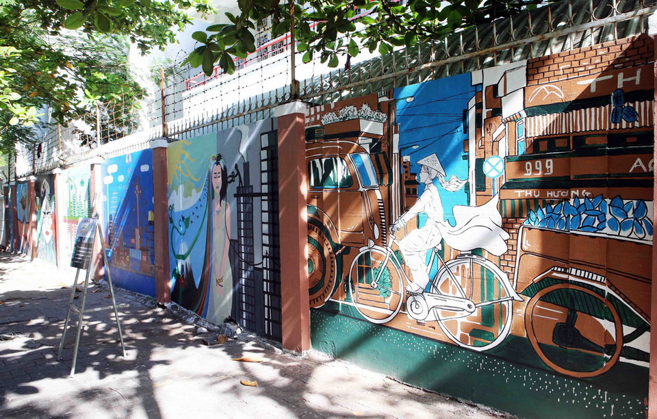 Những mảng tường cũ kĩ như được khoác lên một tấm áo mới. (Ảnh: Trần Lê Lâm/TTXVN)