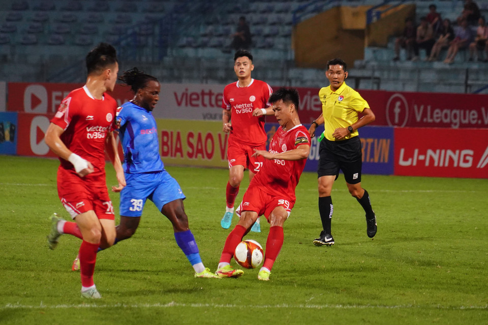 Đặt mục tiêu giành chiến thắng, đội chủ nhà nhanh chóng đẩy cao đội hình sau tiếng còi khai cuộc và tạo ra nhiều tình huống phối hợp nguy hiểm. (Ảnh: Việt Anh/Vietnam+)