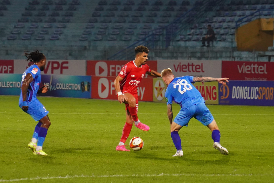 Tiền đạo người Ai Cập, Mohamed Essameldin liên tục 'làm khổ' hàng phòng ngự Becamex Bình Dương với những pha biểu diễn kỹ thuật. (Ảnh: Việt Anh/Vietnam+)