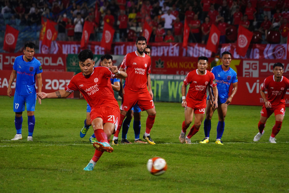 Phút 24, đội chủ nhà được hưởng phạt đền. Tiền vệ Nguyễn Đức Chiến không mắc sai lầm nào, mở tỷ số cho câu lạc bộ Viettel. (Ảnh: Việt Anh/Vietnam+)