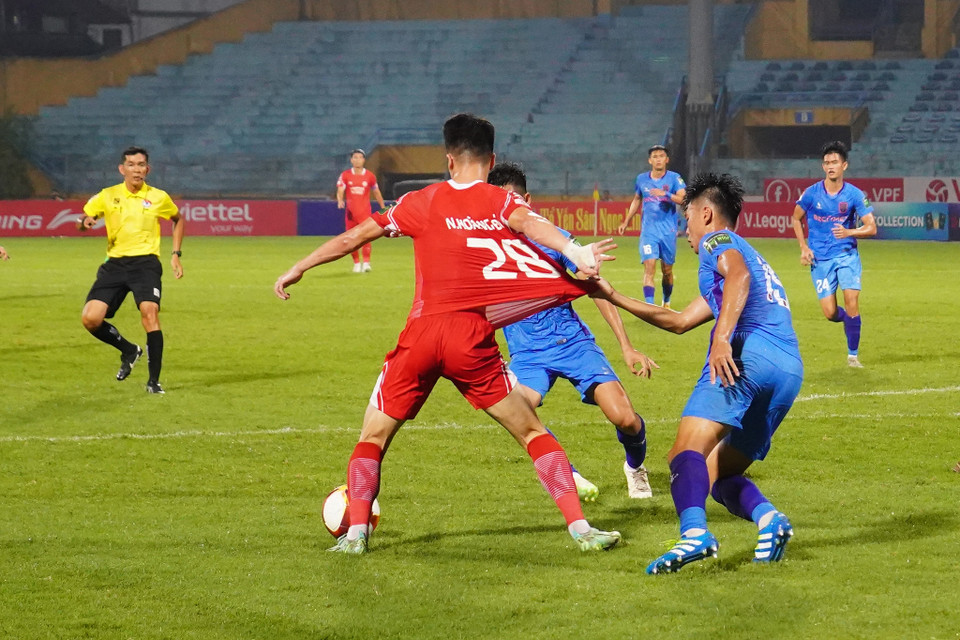 Các hậu vệ Becamex Bình Dương phải kéo áo để ngăn chặn ngôi sao của Viettel. (Ảnh: Việt Anh/Vietnam+)