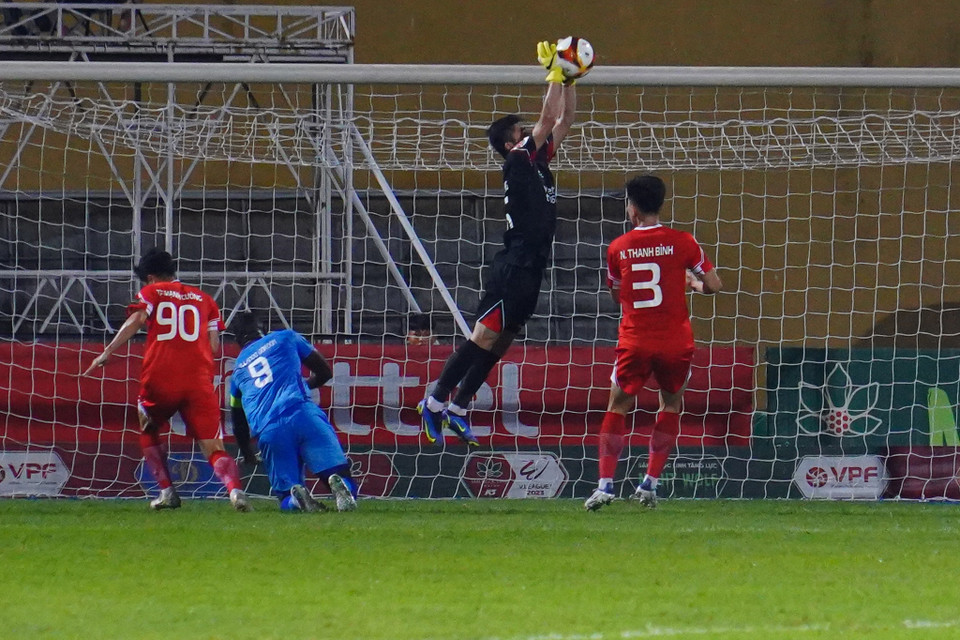 Những tưởng hiệp 1 sẽ khép lại với lợi thế thuộc về đội bóng áo lính thì đúng vào phút bù giờ cuối cùng, thủ môn Văn Phong để bóng tuột khỏi tay sau tình huống tấn công của Becamex Bình Dương. (Ảnh: Việt Anh/Vietnam+)