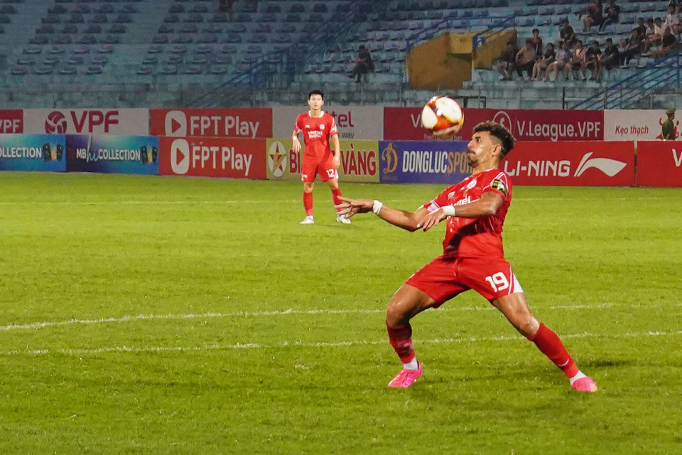 Tân binh Mohamed Essameldin của Viettel tiếp tục 'làm xiếc' với trái bóng. (Ảnh: Việt Anh/Vietnam+)