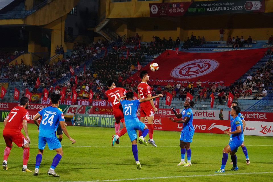 Đội chủ nhà có nhiều tình huống uy hiếp khung thành đối phương từ những tình huống phạt góc, tuy nhiên các cầu thủ Viettel chưa đủ sắc bén để chuyển hóa cơ hội thành bàn thắng. (Ảnh: Việt Anh/Vietnam+)