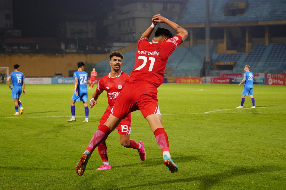 Đức Chiến tái hiện pha ăn mừng thương hiệu 'Siuuu' của ngôi sao Cristiano Ronaldo sau khi lập công. (Ảnh: Việt Anh/Vietnam+)