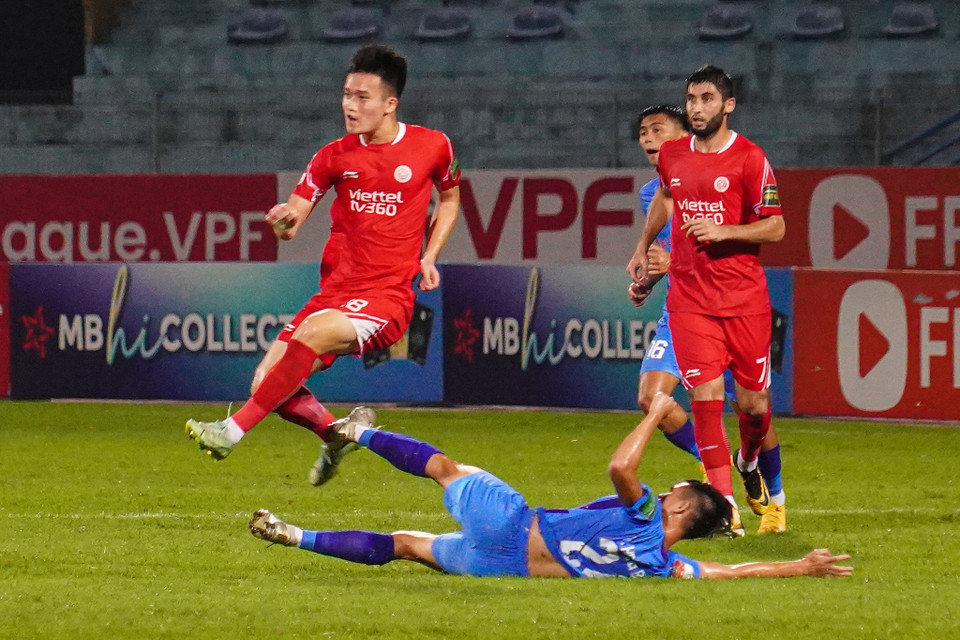 Tiền vệ Hoàng Đức tiếp tục là mục tiêu của những pha vào bóng quyết liệt bên phía Becamex Bình Dương. (Ảnh: Việt Anh/Vietnam+)