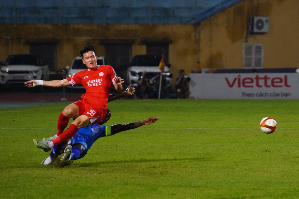 Là 'linh hồn' trong lối chơi của đội bóng áo lính, dễ hiểu khi tiền vệ Nguyễn Hoàng Đức (áo đỏ) trở thành mục tiêu của những pha phạm lỗi. (Ảnh: Việt Anh/Vietnam+)