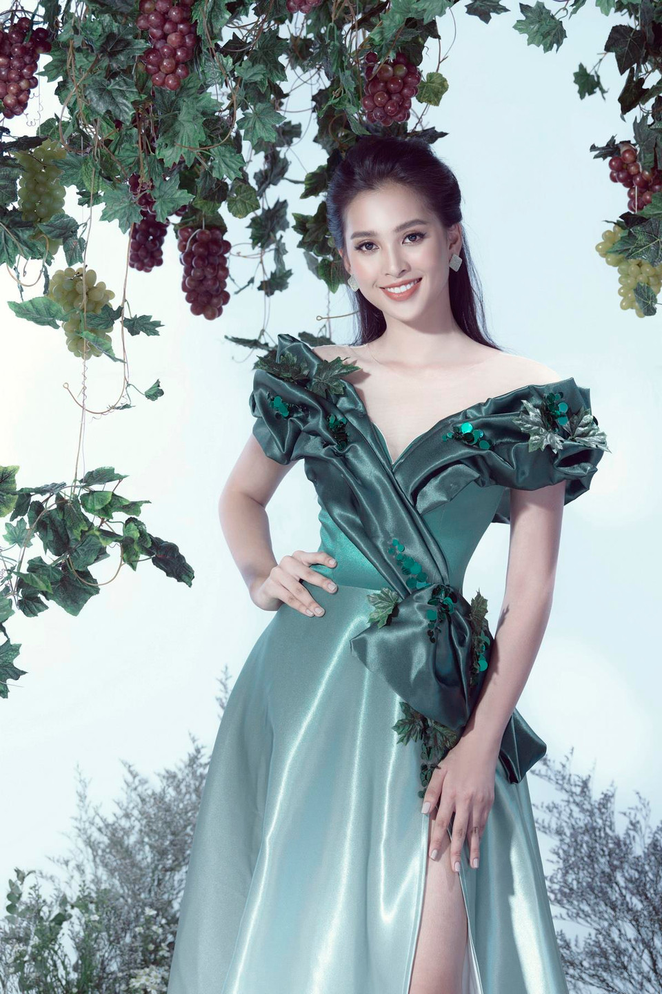 Hoa hậu Tiểu Vy toát lên vẻ đẹp huyền bí đầy cuốn hút. (Ảnh: Mon Trần)