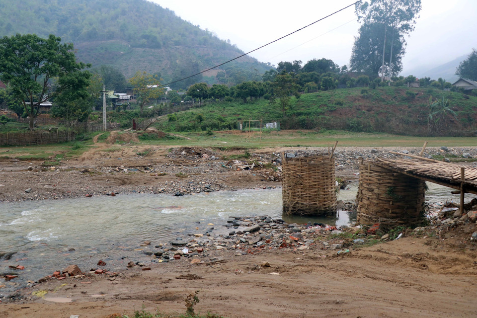 Cây cầu làm bằng tre đan do người dân bản Đen, xã Chiềng Khương, huyện Sông Mã, tự làm đã bị lũ cuốn trôi. (Ảnh: Hữu Quyết/TTXVN)