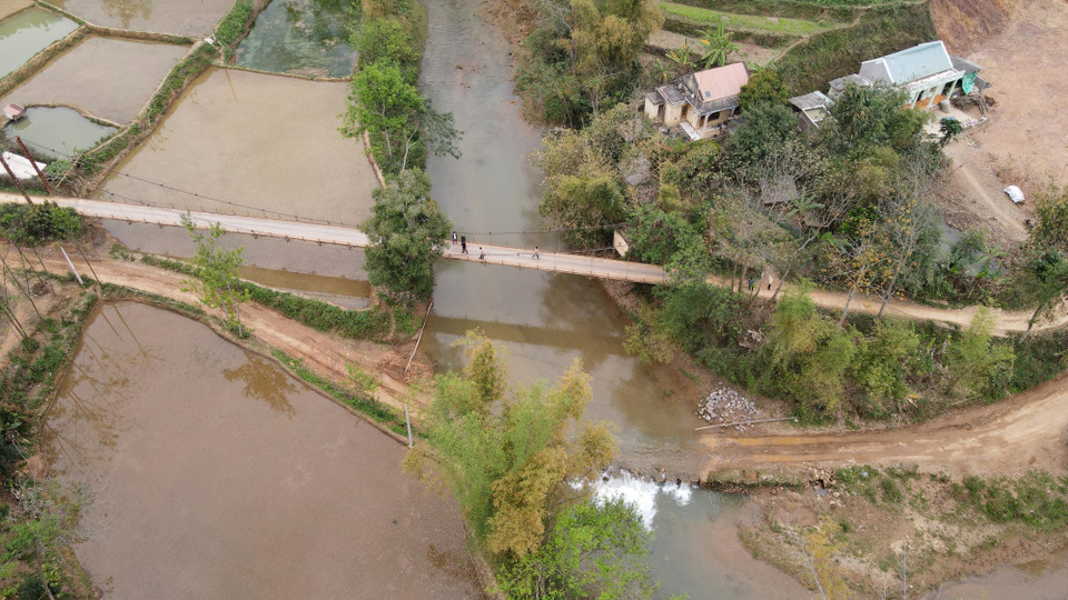 Cầu treo tại bản Pó Ịn, xã Chiềng Lương, huyện Mai Sơn, đã làm từ lâu nên không còn đáp ứng nhu cầu của các phương tiện vận tải lớn. (Ảnh: Hữu Quyết/TTXVN)