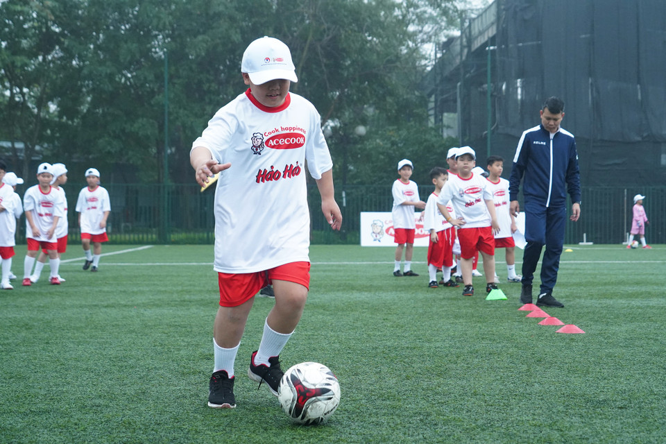 Buổi giao lưu là cơ hội để các em nhỏ gặp gỡ những thần tượng bóng đá và nuôi dưỡng niềm đam mê với trái bóng tròn. (Ảnh: Việt Anh/Vietnam+)