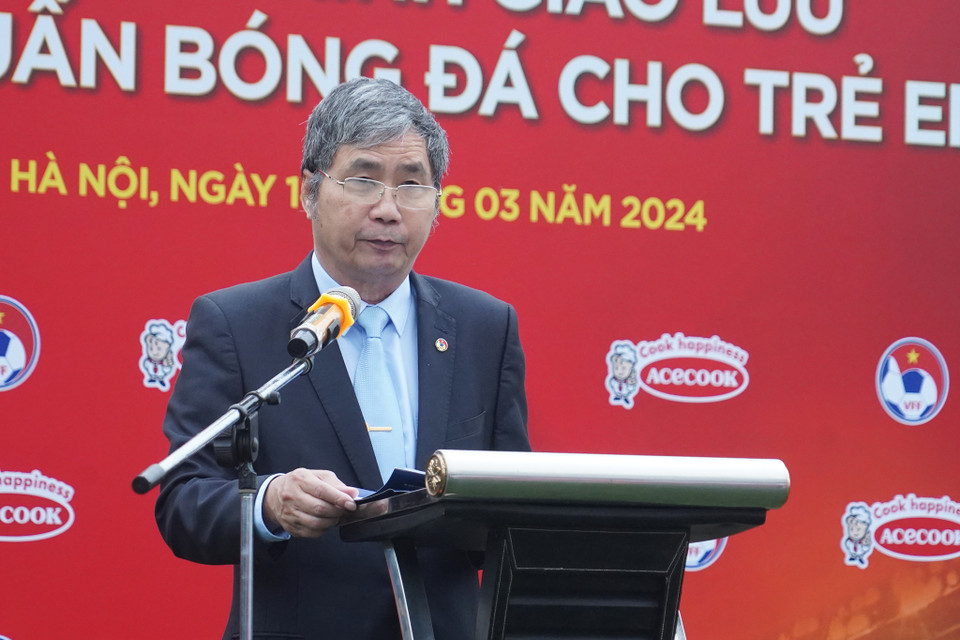 Tổng Thư ký Liên đoàn Bóng đá Việt Nam Dương Nghiệp Khôi kỳ vọng buổi giao lưu sẽ giúp các bạn nhỏ có thêm động lực để theo đuổi giấc mơ trở thành những cầu thủ bóng đá chuyên nghiệp. (Ảnh: Việt Anh/Vietnam+)