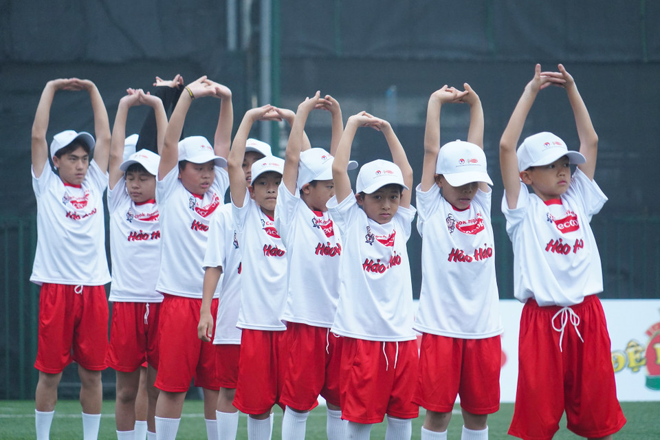 Các bạn nhỏ tham dự chương trình giao lưu và tập huấn Bóng đá Trẻ em đến từ Làng trẻ em SOS của bốn khu vực là Hà Nội, Thái Bình, Việt Trì và Hải Phòng. (Ảnh: Việt Anh/Vietnam+)