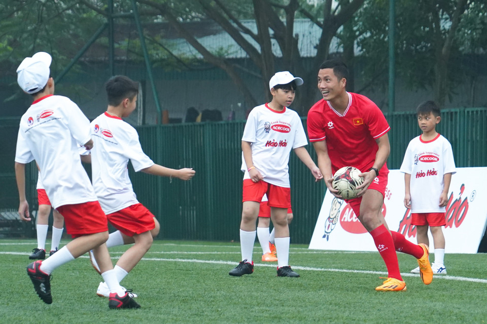 Thủ môn Đình Triệu hòa mình vào trận giao hữu với các bạn nhỏ. Sau trận đấu, thủ thành thuộc biên chế Câu lạc bộ Hải Phòng sẽ hội quân cùng các đồng đội tại Đội tuyển Quốc gia để chuẩn bị cho hai trận đấu gặp Indonesia tại Vòng loại World Cup 2026. (Ảnh: Việt Anh/Vietnam+)