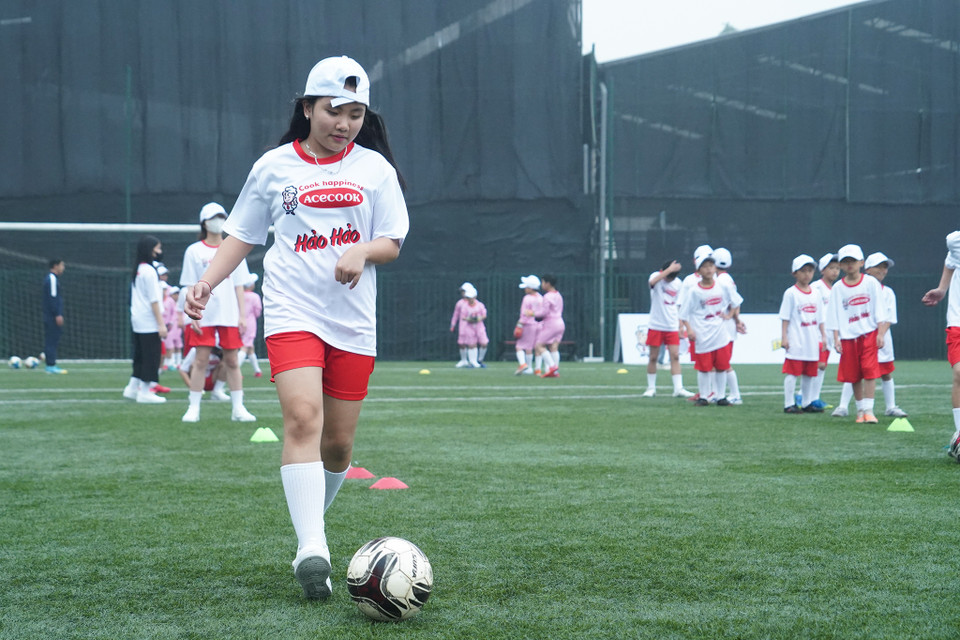 Nhiều nữ cầu thủ nhí cũng hào hứng với buổi giao lưu cùng các tuyển thủ Việt Nam. (Ảnh: Việt Anh/Vietnam+)