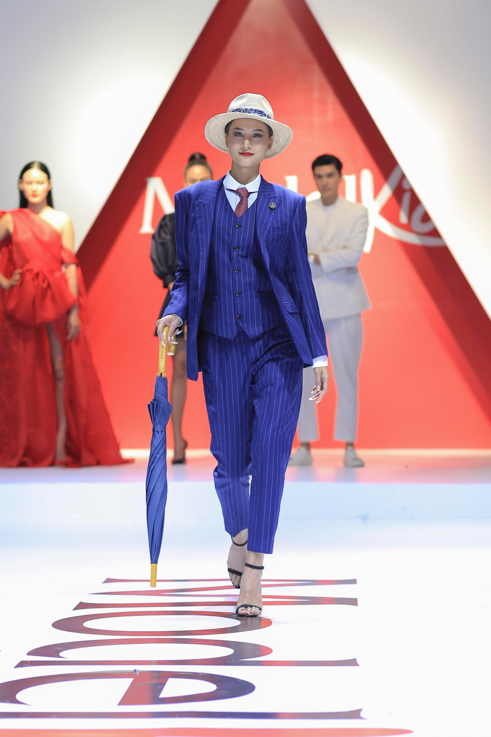 Huấn luận viên Hương Ly khác hẳn so với hình tượng 'công chúa' xinh đẹp thường xuất hiện tại các vòng casting, nữ người mẫu mang đến cái nhìn lạ lẫm khi chọn hóa thân thành 'quý cô lịch lãm' trong bộ âu phục kẻ sọc mang phong cách menswear cá tính. (Ảnh: BTC)