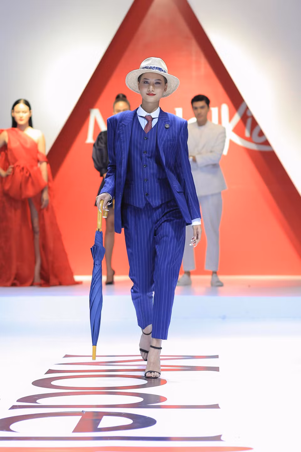 Huấn luận viên Hương Ly khác hẳn so với hình tượng 'công chúa' xinh đẹp thường xuất hiện tại các vòng casting, nữ người mẫu mang đến cái nhìn lạ lẫm khi chọn hóa thân thành 'quý cô lịch lãm' trong bộ âu phục kẻ sọc mang phong cách menswear cá tính. (Ảnh: BTC)