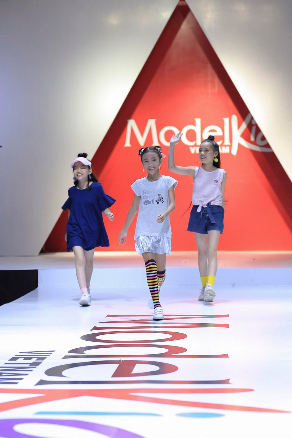 Khoác lên mình những bộ cánh đầy màu sắc, các em tự tin thể hiện những bước catwalk đầy năng lượng cùng những kiểu tạo dáng vui tươi, nhí nhảnh.(Ảnh: BTC)