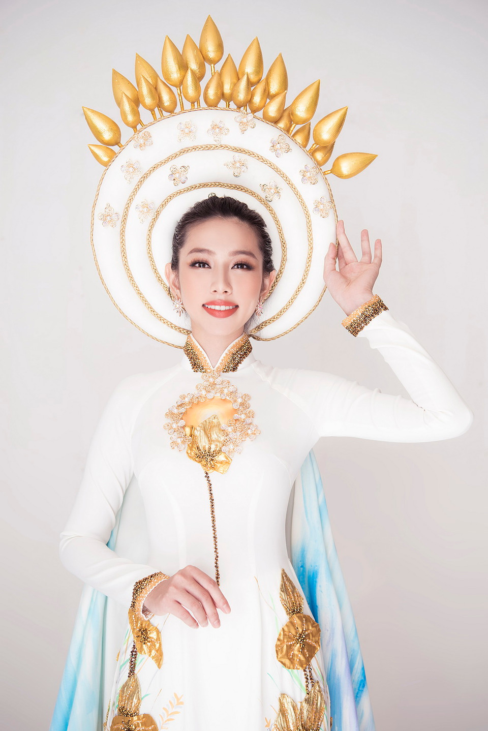 Cùng chiếc mấn lấy chủ đề hoa sen, nhà thiết kế Việt Hùng chia sẻ, hoa sen vàng chiếu sáng lung linh được những người thợ thủ công cần mẫn đắp nối tạo hiệu ứng 3D cùng hàng trăm hạt pha lê đính kết tỉ mỉ. (Ảnh: Mon Trần)