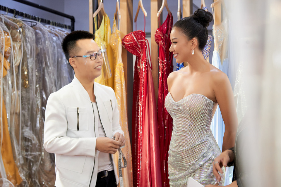 Trần Đạt tiết lộ muốn xây dựng hình ảnh của Kim Duyên là một phụ nữ tự tin, mạnh mẽ, nhưng vẫn đơn giản, thoải mái, phù hợp với địa lý ở Israel khi tham dự Miss Universe 2021. (Ảnh: CTV/Vietnam+)