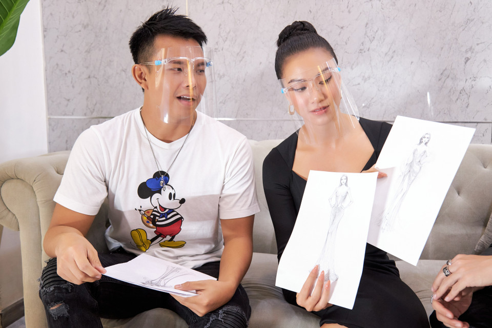 Á hậu Kim Duyên cùng các nhà thiết kế lên ý tưởng phác thảo trang phục và trao đổi online trong thời gian giãn cách. (Ảnh: CTV/Vietnam+)