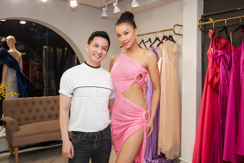 Theo thông báo của ban tổ chức Miss Universe 2021, các đại diện chỉ cần mang theo hành lý gọn gàng vì sẽ di chuyển nhiều. Trần Đạt, Kim Duyên và cả êkíp cũng đã thống nhất sẽ không mang nhiều trang phục, thay vào đó sẽ chỉ mang’những bộ đẹp nhất, thích nhất và tự tin nhất.’ (Ảnh: CTV/Vietnam+)