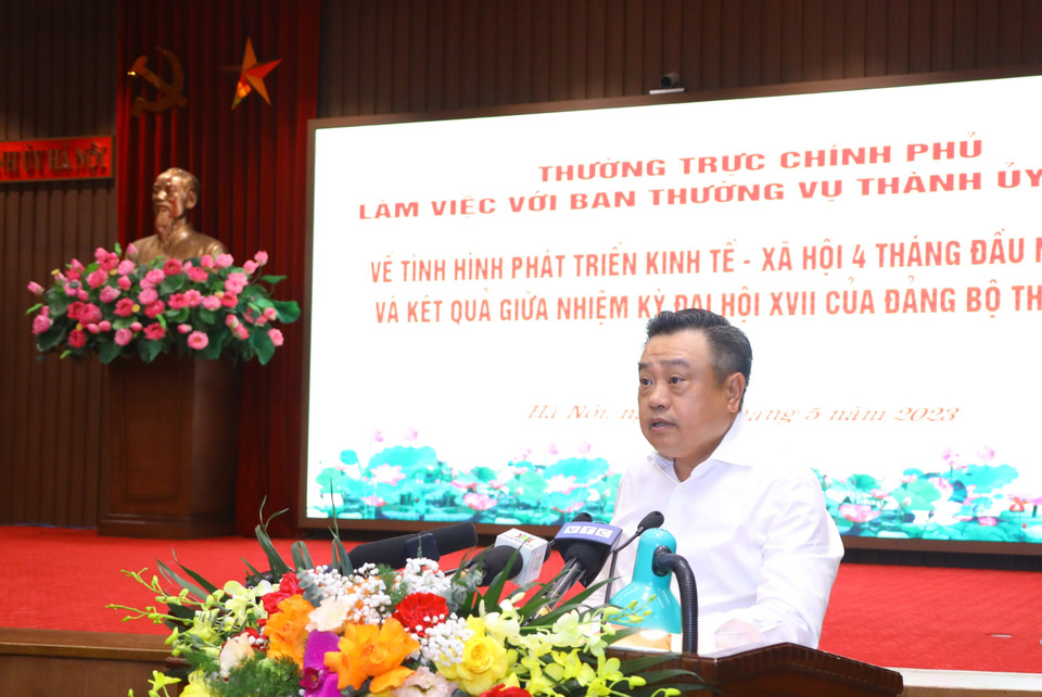 Phó Bí thư Thành ủy, Chủ tịch UBND thành phố Hà Nội Trần Sỹ Thanh báo cáo tại buổi làm việc. (Ảnh: Văn Điệp/TTXVN)