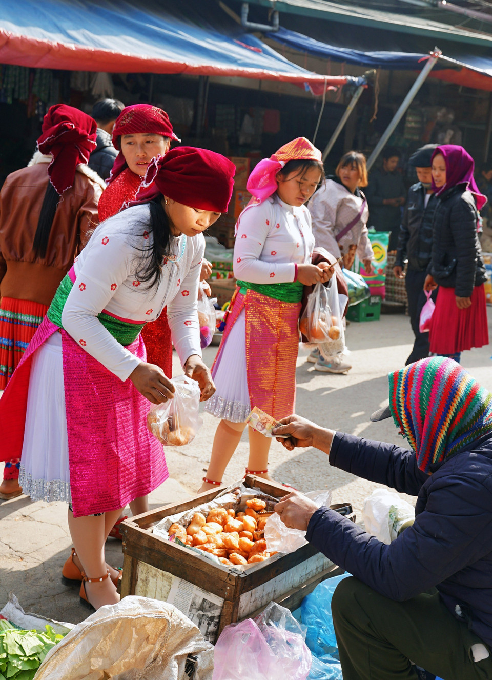 Các cô gái luôn chọn cho mình những bộ trang phục đẹp nhất khi xuống chợ. (Ảnh: Khánh Hòa/TTXVN)