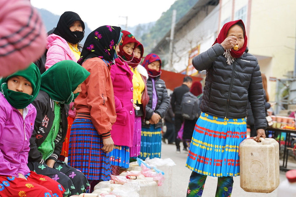 Điều đặc biệt ở chợ phiên Mèo Vạc là những người bán và mua rượu chủ yếu là phụ nữ. (Ảnh: Khánh Hòa/TTXVN)