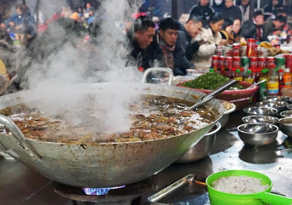 Thắng cố - món đặc trưng của vùng cao Tây Bắc, không thể thiếu trong chợ phiên Mèo Vạc. (Ảnh: Khánh Hòa/TTXVN)