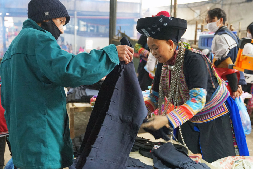 Đồng bào Dao mua, bán trang phục tại chợ phiên Mèo Vạc.(Ảnh: Khánh Hòa/TTXVN)