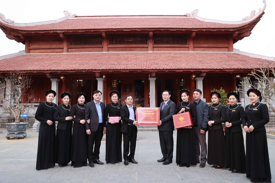 Chủ tịch Quốc hội Vương Đình Huệ tặng quà cán bộ làm việc tại Khu tưởng niệm các vị tiền bối cách mạng. (Ảnh: Doãn Tấn/TTXVN)