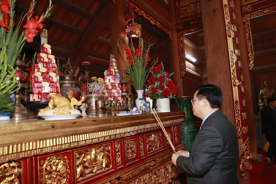 Chủ tịch Quốc hội Vương Đình Huệ dâng hương tại Khu tưởng niệm các vị tiền bối cách mạng. (Ảnh: Doãn Tấn/TTXVN)
