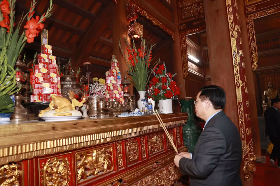 Chủ tịch Quốc hội Vương Đình Huệ dâng hương tại Khu tưởng niệm các vị tiền bối cách mạng. (Ảnh: Doãn Tấn/TTXVN)