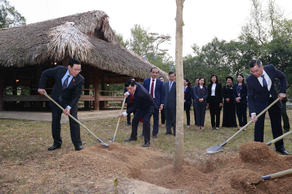 Chủ tịch Quốc hội Vương Đình Huệ trồng cây lưu niệm tại Đình Tân Trào. (Ảnh: Doãn Tấn/TTXVN)