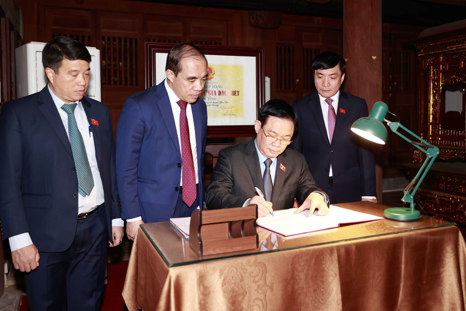 Chủ tịch Quốc hội Vương Đình Huệ viết sổ vàng tại Khu tưởng niệm các vị tiền bối cách mạng. (Ảnh: Doãn Tấn/TTXVN)