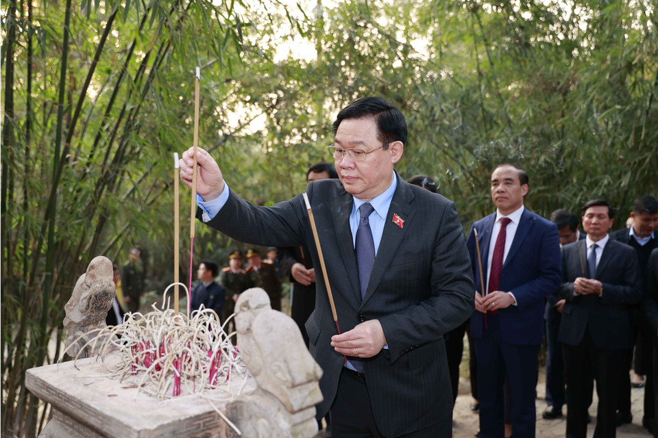 Chủ tịch Quốc hội Vương Đình Huệ dâng hương tại Lán Nà Nưa. (Ảnh: Doãn Tấn/TTXVN)