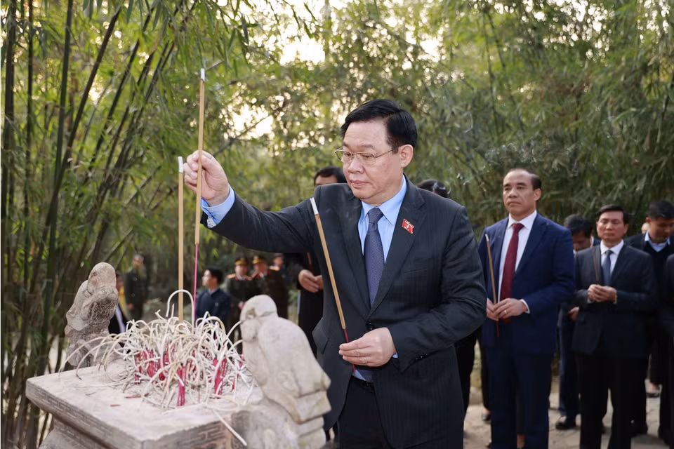 Chủ tịch Quốc hội Vương Đình Huệ dâng hương tại Lán Nà Nưa. (Ảnh: Doãn Tấn/TTXVN)