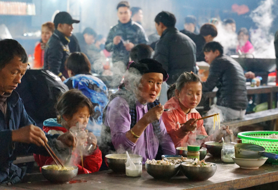 Một gia đình ăn sáng tại chợ phiên Mèo Vạc. (Ảnh: Khánh Hòa/TTXVN)