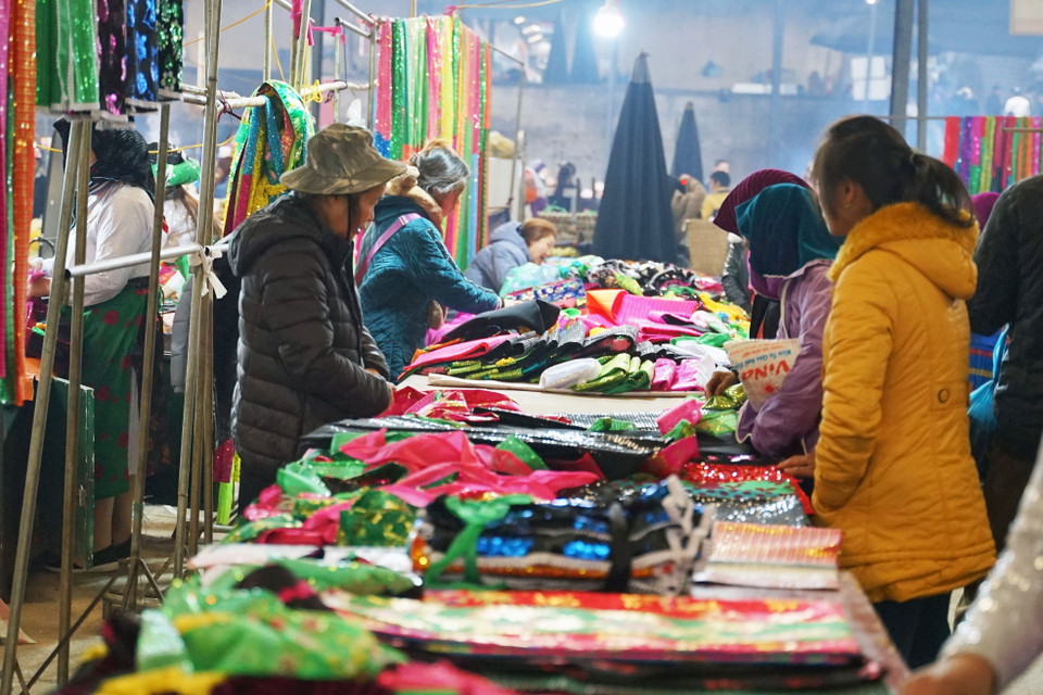 Các sạp mua bán quần áo, trang phục dân tộc thu hút khá đông người. ((Ảnh: Khánh Hòa/TTXVN)