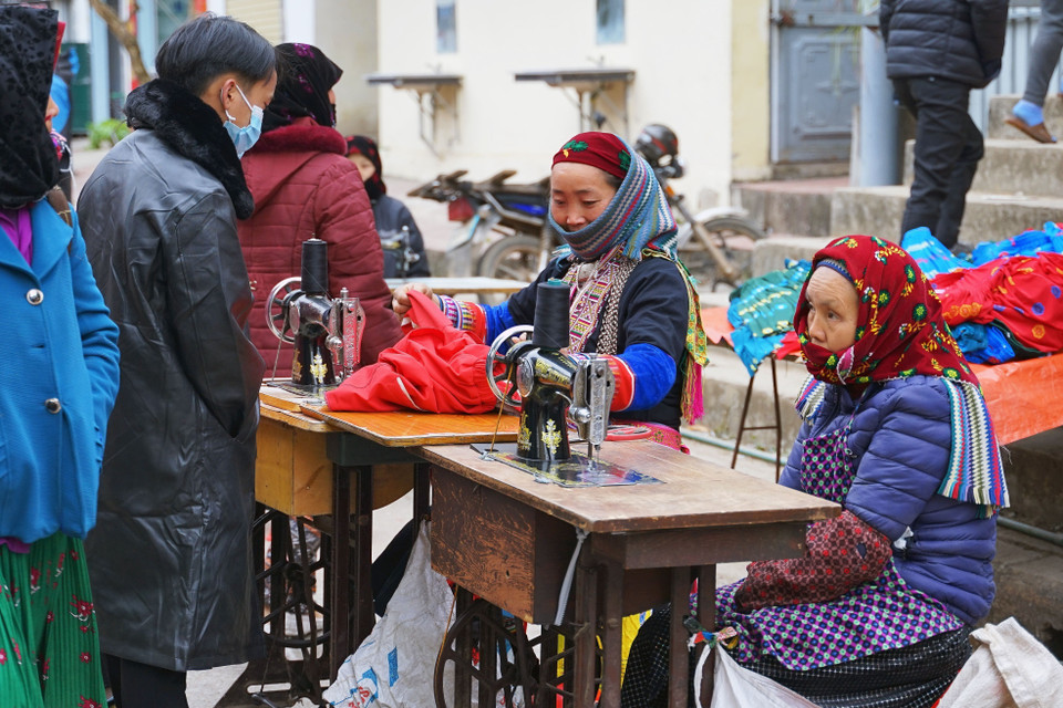 Dịch vụ may, sửa quần áo ngay tại chỗ phục vụ nhu cầu của người dân. (Ảnh: Khánh Hòa/TTXVN)