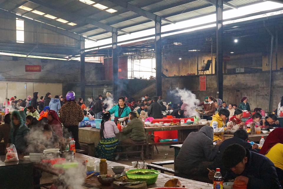 Khu vực ẩm thực trong chợ tấp nập người dân ăn uống. (Ảnh: Khánh Hòa/TTXVN)