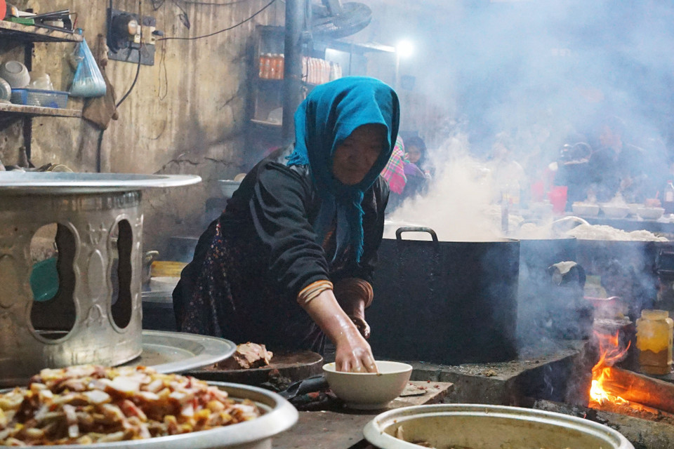 Khu vực ẩm thực tại chợ phiên Mèo Vạc luôn đỏ lửa với những món ăn địa phương. (Ảnh: Khánh Hòa/TTXVN)