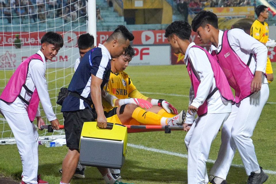 SHB Đà Nẵng gặp tổn thất về lực lượng khi thủ môn Đặng Tuấn Hưng dính chấn thương và phải rời sân từ sớm. (Ảnh: Việt Anh/Vietnam+)