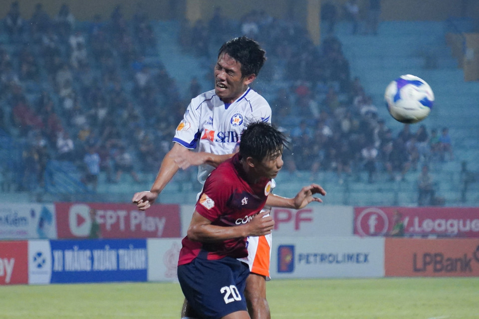 Các cầu thủ SHB Đà Nẵng thi đấu quyết tâm và giữ được thế trận cân bằng đến hết hiệp một. (Ảnh: Việt Anh/Vietnam+)