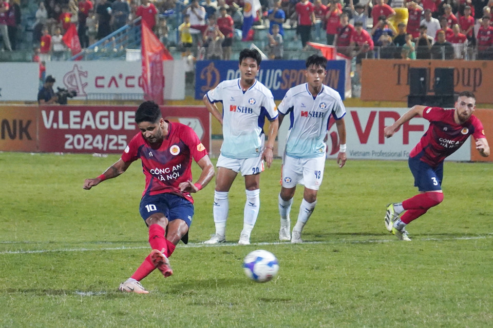 Đến phút thứ 82, Leo Artur hoàn tất cú đúp sau đường kiến tạo của Alan Grafite, ấn định chiến thắng 3-0 cho Công an Hà Nội. (Ảnh: Việt Anh/Vietnam+)