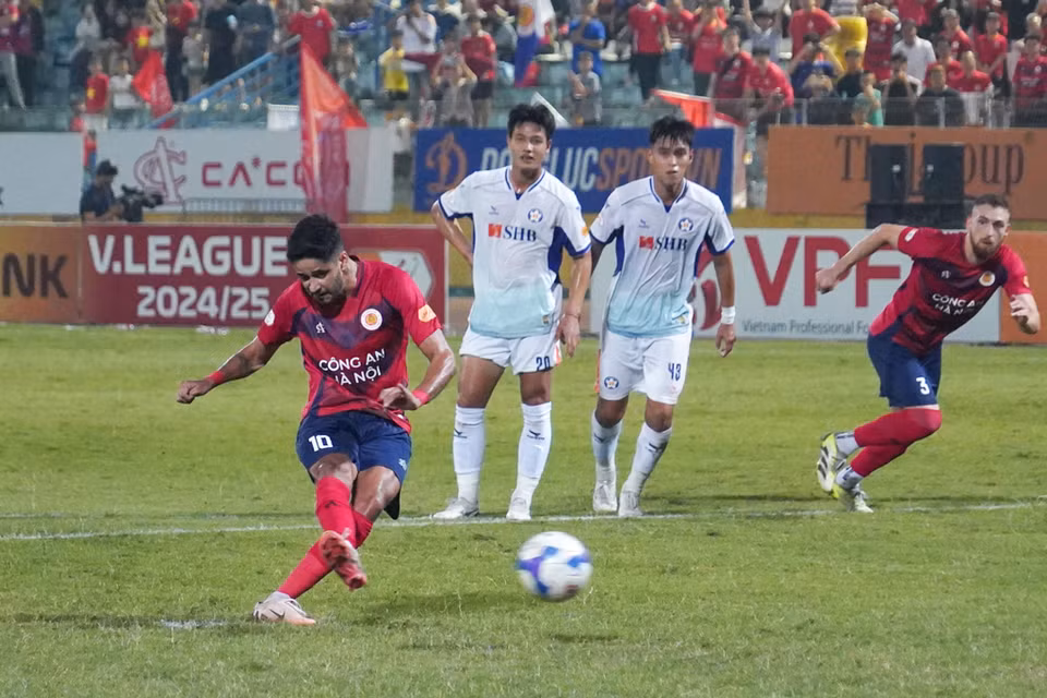 Đến phút thứ 82, Leo Artur hoàn tất cú đúp sau đường kiến tạo của Alan Grafite, ấn định chiến thắng 3-0 cho Công an Hà Nội. (Ảnh: Việt Anh/Vietnam+)